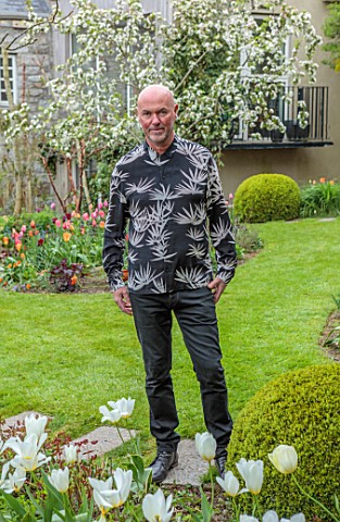 PATTHANA_GARDEN_IRELAND_OWNER_T_J_MATHER_WITH_TULIP_PURISSIMA_MAY_SPRING