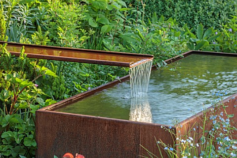 DESIGNER_JAMES_SCOTT_THE_GARDEN_COMPANY_WATER_FEATURE_FOUNTAIN_METAL_SPRING_MAY