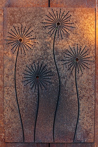 DESIGNER_JAMES_SCOTT_THE_GARDEN_COMPANY_RUSTY_METAL_PANEL_WITH_CUT_OUT_ALLIUMS