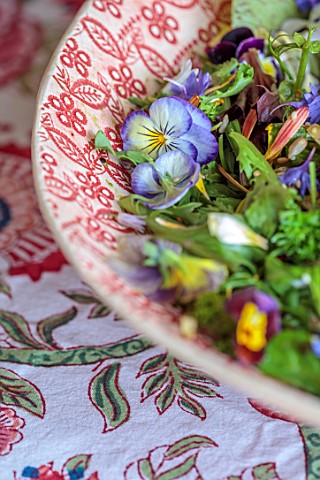 HAM_COURT_OXFORDSHIRE_WILLOW_CROSSLEY_WORKHOP__FOOD_BY_MATILDA_ON_TABLE