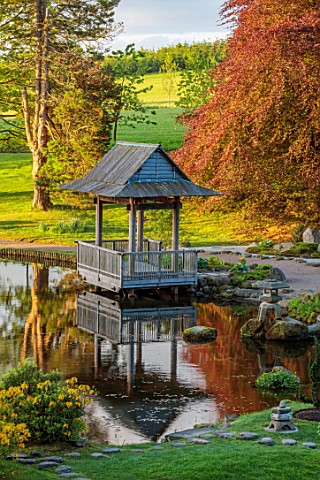 COWDEN_JAPANESE_GARDEN_SCOTLAND_THE_LOCH_LAKE_PATH_LAWNS_TREES_REFLECTIONS_THE_TEA_HOUSE_BUILDING