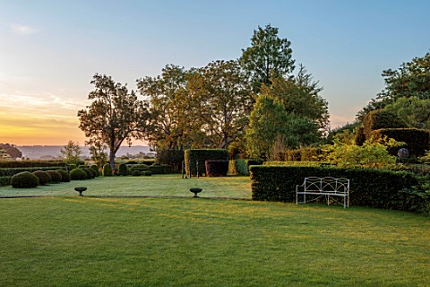 LOWER_BOWDEN_MANOR_BERKSHIRE_LAWN_HEDGES_HEDGING_DAWN_SUNRISE_TREES