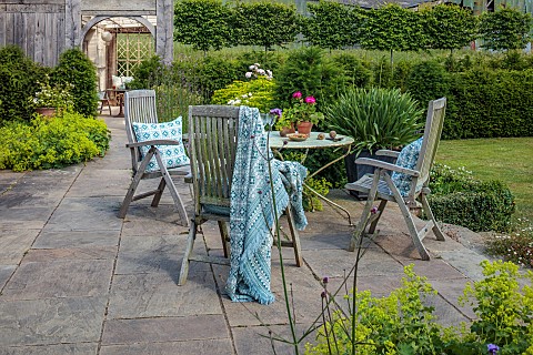 ASHBROOK_HOUSE_NORTHAMPTONSHIRE_SUMMER_PARASOL_THROWS_BY_TITANIA_TABLE_CHAIRS_CUSHIONS_ENTERTAINING_