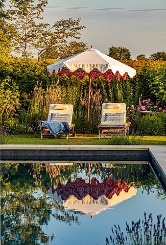 ASHBROOK_HOUSE_NORTHAMPTONSHIRE_SUMMER_POOL_POND_WATER_FORMAL_SUN_LOUNGERS_SUNLOUNGERS_PARASOL_UMBRE