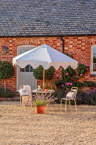 ASHBROOK_HOUSE_NORTHAMPTONSHIRE_SUMMER_PARASOL_UMBRELLA_BY_TITANIA_LAWN_TABLE_CHAIRS_ENTERTAINING_CO