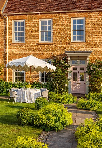 ASHBROOK_HOUSE_NORTHAMPTONSHIRE_SUMMER_PARASOL_UMBRELLA_BY_TITANIA_LAWN_TABLE_CHAIRS_ENTERTAINING_PA