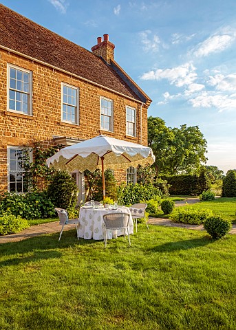 ASHBROOK_HOUSE_NORTHAMPTONSHIRE_SUMMER_PARASOL_UMBRELLA_BY_TITANIA_LAWN_TABLE_CHAIRS_ENTERTAINING_AL