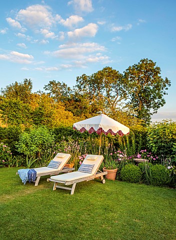 ASHBROOK_HOUSE_NORTHAMPTONSHIRE_SUMMER_LAWN_SUNLOUNGERS_PARASOL_UMBRELLA_BY_TITANIA_BORDERS