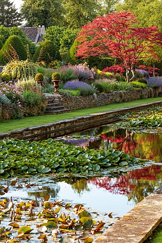 THE_SUMMERHOUSE_OXFORDSHIRE_JULY_SUMMER_VIEW_ALONG_CANAL_POND_POOL_WATER_GARDEN_BORDERS_MAPLES_TREES