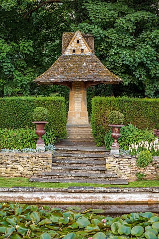 THE_SUMMERHOUSE_OXFORDSHIRE_JULY_SUMMER_GARDEN_BORDERS_TREES_STONE_DOVECOTE_YEW_HEDGES_HEDGING_PEROV