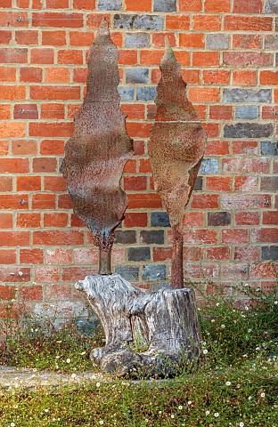 STOCKCROSS_HOUSE_BERKSHIRE_METAL_AND_WOOD_SCULPTURE_BY_HOUSE
