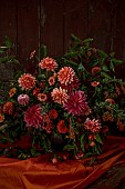 GREEN AND GORGEOUS FLOWERS, OXFORDSHIRE: DUTCH MASTER FLOWER ARRANGEMENT BY RACHEL SIEGFRIED, DAHLIA CAROLINA WAGEMENS, PENHILL DARK MONARCH, CRAB APPLE, BERBERIS GEORGEI