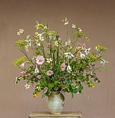 GREEN AND GORGEOUS FLOWERS, OXFORDSHIRE: FLOWER ARRANGEMENT BY RACHEL SIEGFRIED, BIDENS HETEROPHYLLA, ACIDANTHERA, FLORENCE FENNEL, RUBUS ALL GOLD, ANEMONE QUEEN CHARLOTTE