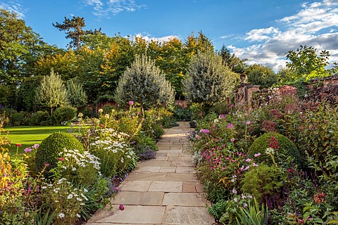 MORTON_HALL_GARDENS_WORCESTERSHIRE_THE_SOUTH_GARDEN_BORDERS_LAWN_SEPTEMBER_COSMOS_CLEOME_ECHINACEA_P