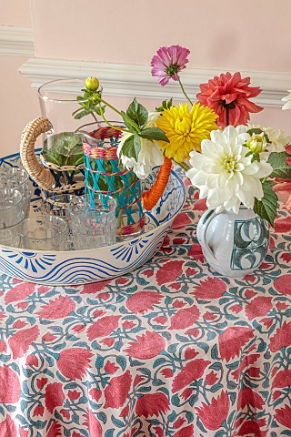 ASHBROOK_HOUSE_NORTHAMPTONSHIRE_DAHLIAS_IN_VASE_WITH_MOLLY_MAHON_TABLE_CLOTH