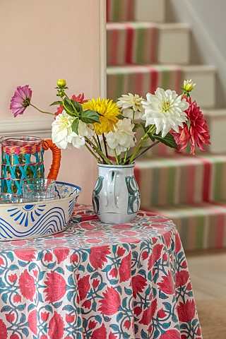 ASHBROOK_HOUSE_NORTHAMPTONSHIRE_TABLE_WITH_DAHLIAS_IN_VASE_MOLLY_MAHON_TABLECLOTH