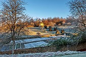 ROCKCLIFFE GARDEN, GLOUCESTERSHIRE: SUNRISE, ENGLISH, COUNTRY, GARDEN, WINTER, FROST, SUNRISE, CLIPPED TOPIARY BIRDS, FROSTY, DOVECOTE