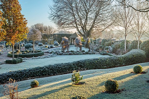 ORDNANCE_HOUSE_WILTSHIRE_FROST_FROSTY_WINTER_PORTUGUESE_LAUREL_HEDGE_HEDGING_SUMMERHOUSE_PYRUS_CHANT