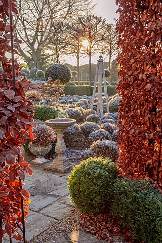 ORDNANCE_HOUSE_WILTSHIRE_FROST_FROSTY_WINTER_BORDERS_BEECH_HEDGES_HEDGING_COUNTRY_GARDEN_BIRD_BATH_L