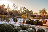 MORTON HALL GARDENS, WORCESTERSHIRE: PATH, STATUE, CLIPPED TOPIARY BOX, BUXUS, SOUTH GARDEN, FORMAL, WINTER, SNOW, FROST, WALLS