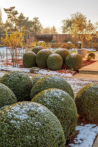MORTON_HALL_GARDENS_WORCESTERSHIRE_PATH_CLIPPED_TOPIARY_BOX_BUXUS_SOUTH_GARDEN_FORMAL_WINTER_SNOW_FR