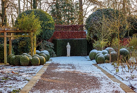 MORTON_HALL_GARDENS_WORCESTERSHIRE_PATH_STATUE_CLIPPED_TOPIARY_BOX_BUXUS_SOUTH_GARDEN_FORMAL_WINTER_