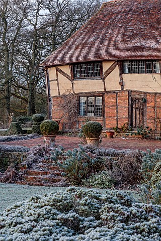 LONG_BARN_GARDENS_KENT_FROST_WINTER_HOUSE_STEPS_TERRACE_TERRACOTTA_CONTAINERS