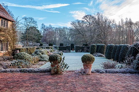 LONG_BARN_GARDENS_KENT_FROST_WINTER_LAWN_CLIPPED_TOPIARY_HEDGES_HEDGING_BORDERS_TERRACE_AVENUE_OF_YE