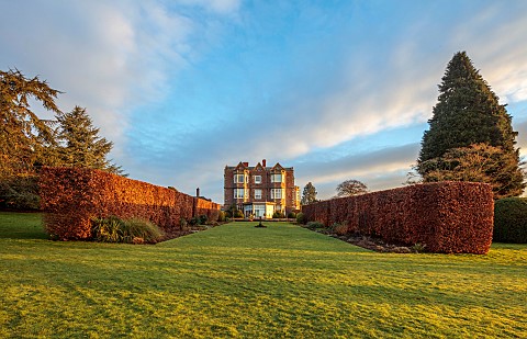 GOLDSBOROUGH_HALL_YORKSHIRE_WINTER_THE_HALL_LAWN_BEECH_HEDGES_HEDGING_BORDERS