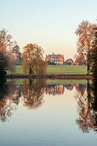 THENFORD_ARBORETUM__NORTHAMPTONSHIRE_LAKE_WEEPING_WILLOW_HOUSE_LAWN_REFLECTIONS_REFLECTED_WINTER_FEB