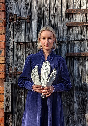 JESS_WHEELER_NORTH_WALES_JESS_WHEELER_OUTSIDE_BARN_HOLDING_PLASTER_OF_PARIS_TUSCAN_CABBAGE_LEAVES_CA
