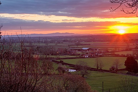 MORTON_HALL_GARDENS_WORCESTERSHIRE_SUNSET_WEST_TREES_LAWN_BORROWED_LANDSCAPE_ABBERLY_HILLS