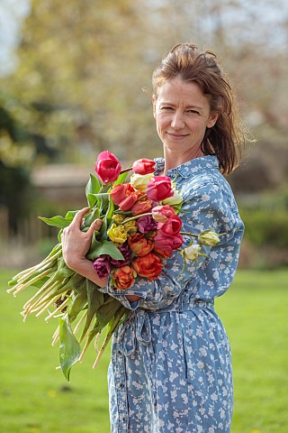 BROWN_FLOWERS_OXFORDSHIRE_ANNA_BROWN_HOLDING_TULIPS_IN_HER_FIELD_SPRING_APRIL