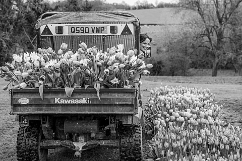 BROWN_FLOWERS_OXFORDSHIRE_BLACK_AND_WHITE_PHOTO_OF_ANNA_BROWN_IN_HER_TRUCK_WHICH_IS_FILLED_WITH_TULI