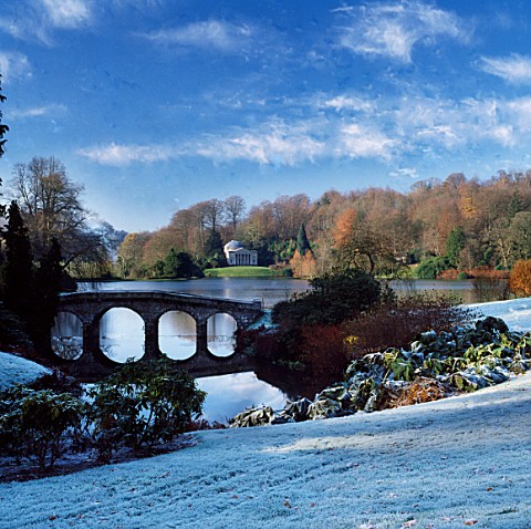 AUTUMN_COLOUR_AND_FROST_BESIDE_THE_LAKE_AT_STOURHEAD_LANDSCAPE_GARDEN__WILTSHIRE