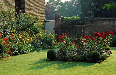 URN_ON_PLINTH_SURROUNDED_BY_A_BED_OF_RED_ROSES__PALE_BLUE_PETUNIAS_AND_BOX_BALLS_CHENIES_MANOR__BUCK