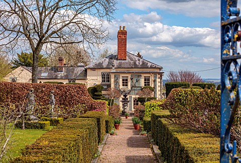 THE_LASKETT_HEREFORDSHIRE_APRIL_VIEW_TO_THE_HOUSE_FROM_THE_COLONNADE_PATH_HEDGES_HEDGING