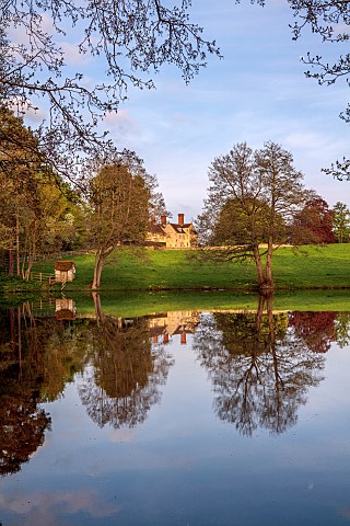 FOSCOTE_MANOR_BUCKINGHAMSHIRE_APRIL_SPRING_LAKE_AND_VIEW_TO_MANOR_HOUSE