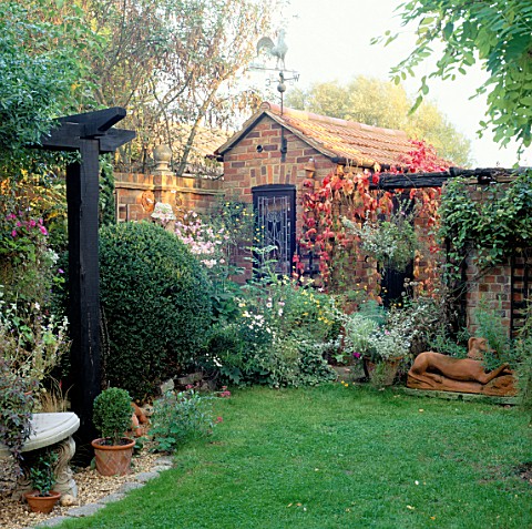 SMALL_GARDEN_IN_AUTUMN_DESIGN_CECIL_AND_YVONNE_BICKNELL