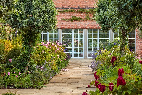 MORTON_HALL_GARDENS_WORCESTERSHIRE_PATH_IN_SOUTH_GARDEN_SUMMER_BORDERS_ROSES_PINK_FLOWERS_OF_ROSA_TH
