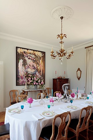 PRIVATE_GARDEN_DEDHAM_VALE_SUFFOLK_DINING_ROOM_18TH_CENTURY_ITALIAN_CONSOL_TABLE_PAINTING_IS_THE_DUC