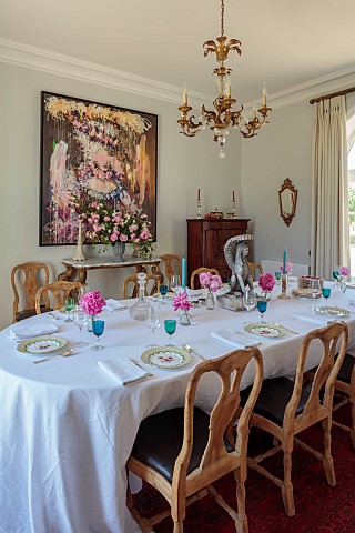 PRIVATE_GARDEN_DEDHAM_VALE_SUFFOLK_DINING_ROOM_18TH_CENTURY_ITALIAN_CONSOL_TABLE_PAINTING_IS_THE_DUC