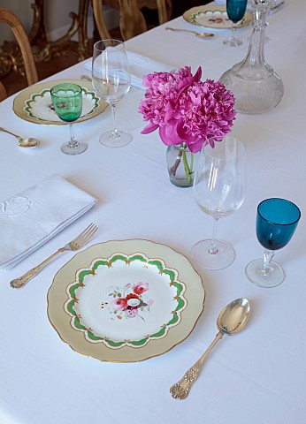 PRIVATE_GARDEN_DEDHAM_VALE_SUFFOLK_DINING_ROOM_SELECTION_OF_ANTIQUE_CHINA_AND_COLOURED_GLASSES_COLLE