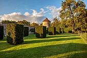 FOSCOTE MANOR, BUCKINGHAMSHIRE: LAWN, DOVECOTE, CLIPPED YEW TOPIARY, AUGUST, EVENING LIGHT, FORMAL, GARDEN