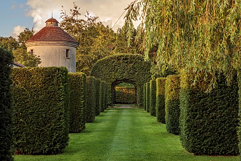FOSCOTE_MANOR_BUCKINGHAMSHIRE_LAWN_DOVECOTE_CLIPPED_YEW_TOPIARY_AUGUST_EVENING_LIGHT_FORMAL_GARDEN