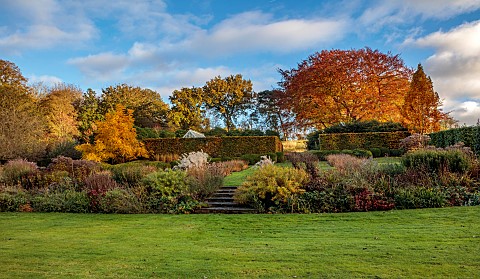THE_OLD_VICARAGE_WORMINGFORD_ESSEX_DESIGNER_JEREMY_ALLEN_NOVEMBER_FALL_AUTUMN_LAWN_COPPER_BEECH_BORD