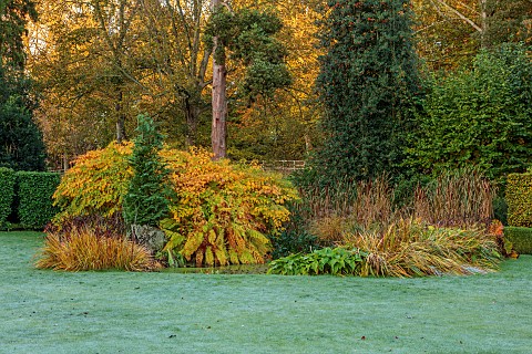 THE_OLD_VICARAGE_WORMINGFORD_ESSEX_DESIGNER_JEREMY_ALLEN_NOVEMBER_FALL_AUTUMN_LAWN_POND_POOL_WATER_R