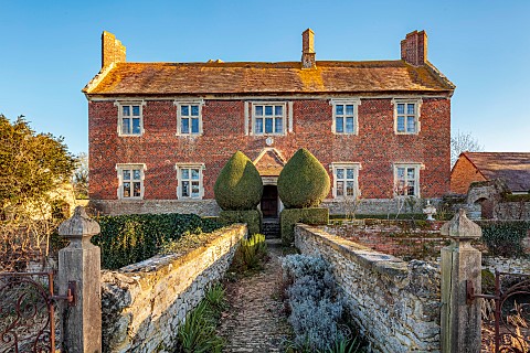 BECKLEY_PARK_OXFORDSHIRE_FROST_FROSTY_WINTER_BRIDGE_HOUSE_CLIPPED_TOPIARY
