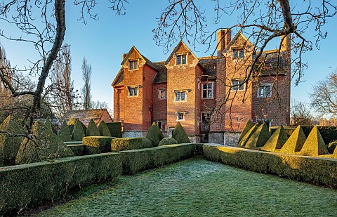 BECKLEY_PARK_OXFORDSHIRE_FROST_FROSTY_WINTER_HOUSE_CLIPPED_TOPIARY_HEDGES_HEDGING_BOX