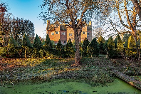 BECKLEY_PARK_OXFORDSHIRE_FROST_FROSTY_WINTER_HOUSE_CLIPPED_TOPIARY_HEDGES_HEDGING_BOX__MOAT